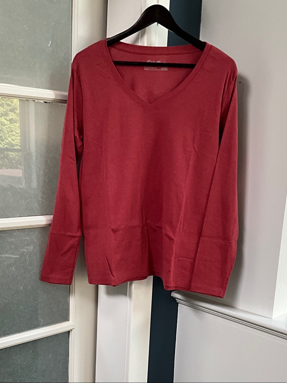 Eddie Bauer V-Neck Long Sleeve Top in Deep Red